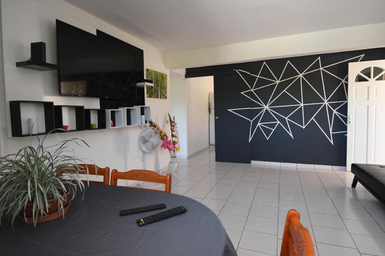 Chez Tatie-Clo Devient Gray Coconut Cake Vila Le Moule Exterior foto