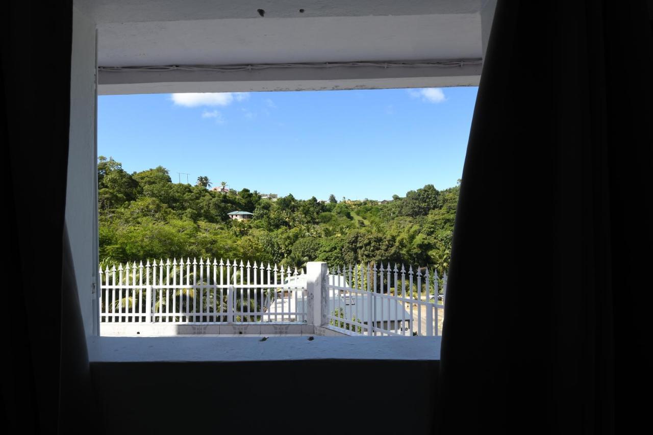 Chez Tatie-Clo Devient Gray Coconut Cake Vila Le Moule Exterior foto