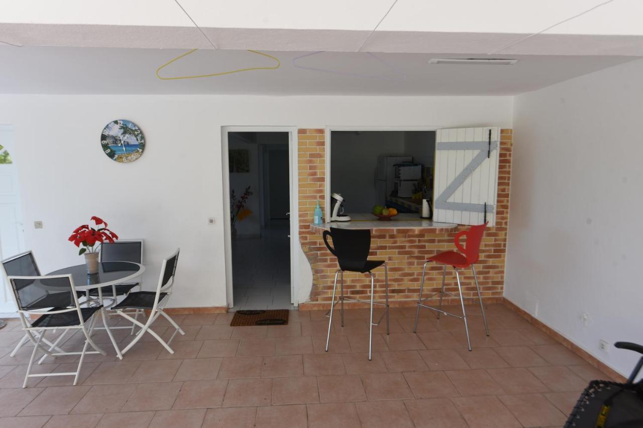 Chez Tatie-Clo Devient Gray Coconut Cake Vila Le Moule Exterior foto