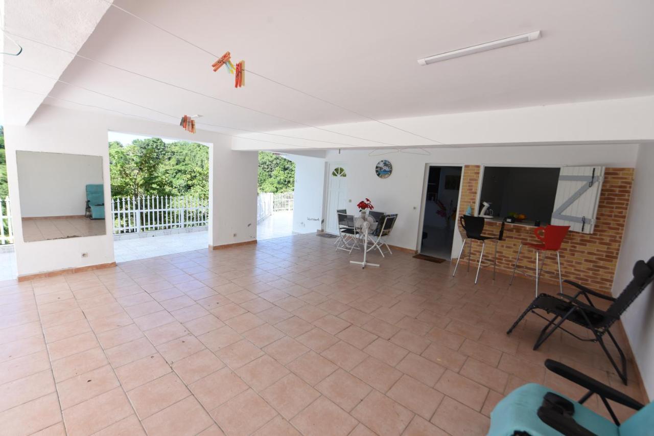 Chez Tatie-Clo Devient Gray Coconut Cake Vila Le Moule Exterior foto